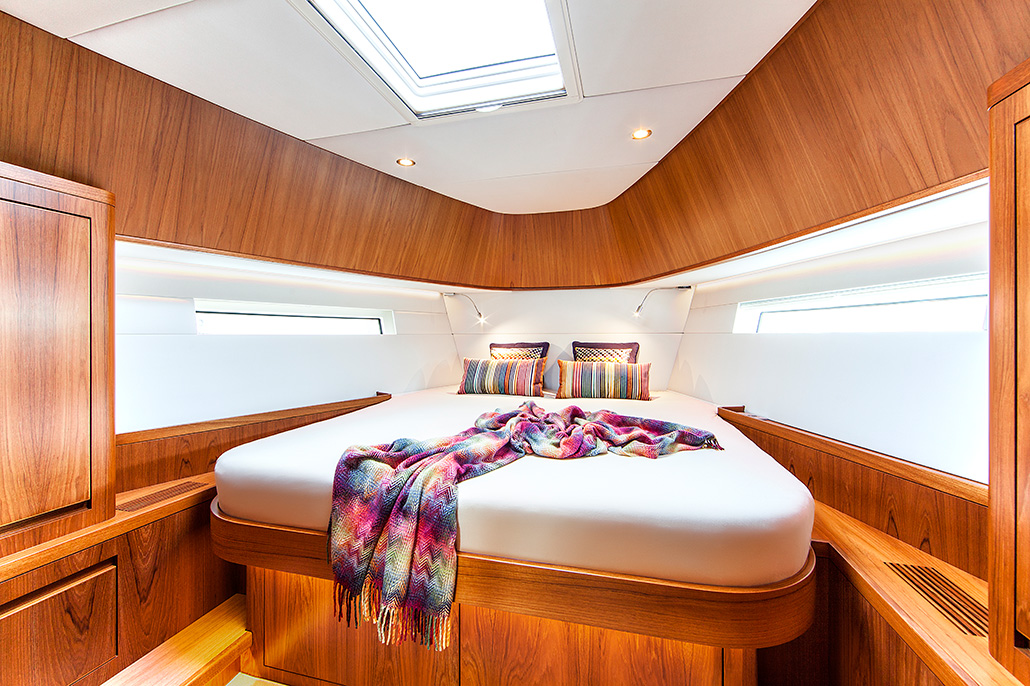Interieur van een jacht, slaapkamer met 2 persoons bed. Berebeeld beeldoptimalisatie voor Arthur op Zee nautische fotografie.