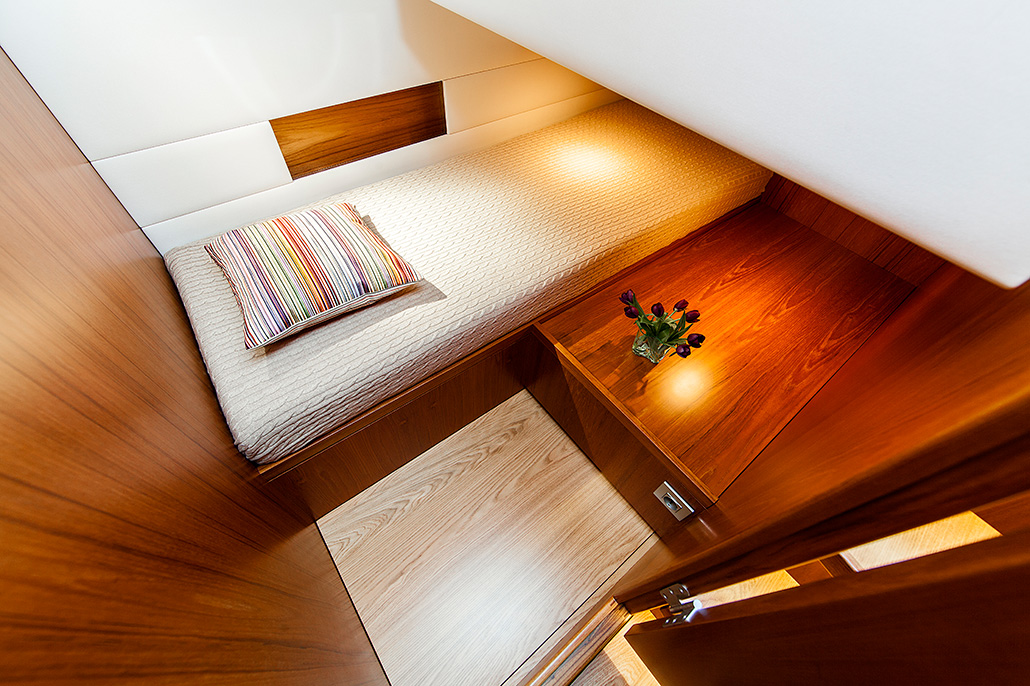 Interieur van een jacht, slaapkamer met bed. Berebeeld beeldoptimalisatie voor Arthur op Zee nautische fotografie.