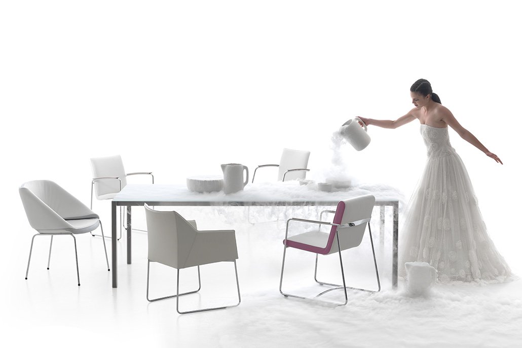 Vrouwelijk model naast design-meubelen. Beeldretouche voor Frank Tielemans | Leolux.