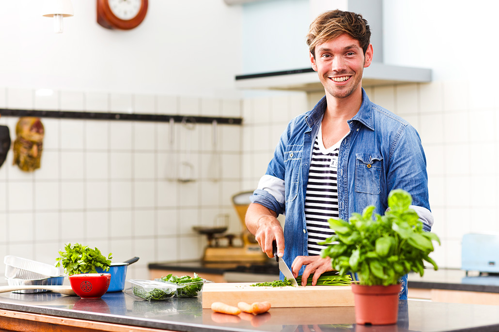 Man in keuken aan het koken. Berebeeld beeldretouche voor Nopoint Fotostudio | Jumbo.