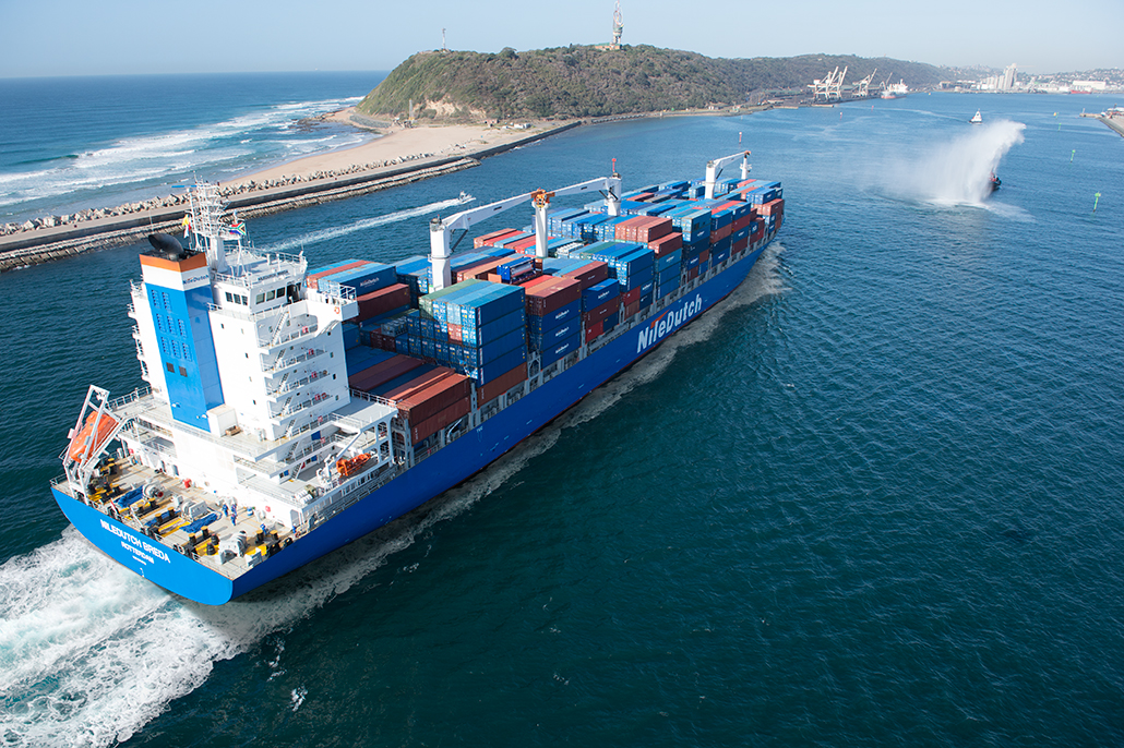 Containerschip dat de haven van Durban binnenvaart. Gefotografeerd door Andrew Walkinshaw, geretoucheerd door Berebeeld digitale beeldbewerking.